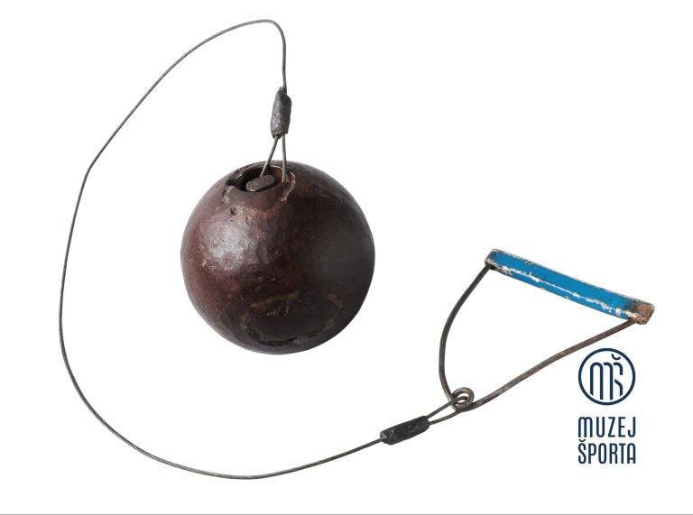 Atletsko kladivo iz 70. let prejšnjega stoletja