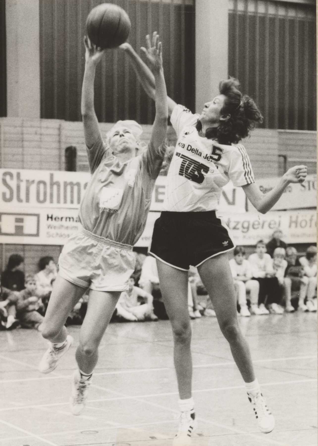 Jasna Alić (št. 5) članica KK Ježice v borbi za žogo. Hrani Jasna Alić.