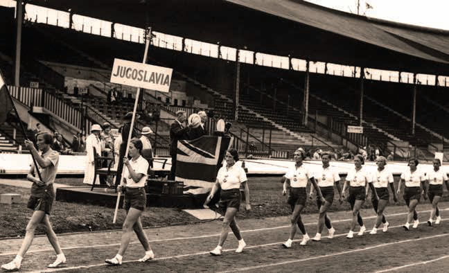 Svetovno prvenstvo v hazeni leta 1934 v Londonu. Z leve Cimperman, Lovrenčić, Gršetić, Bobinsky, Radović - Kunštek, Tonković, Tonković - Cuvaj, Bernik, Oman. Vir: Eduard Hemar, Slovenci v hrvaškem športu, str. 51.