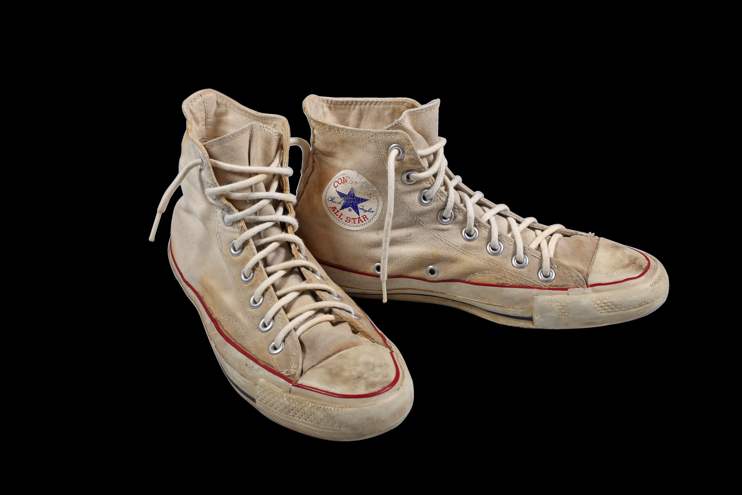 Košarkarski čevlji Bože Pitamic iz 70. oziroma 80. let 20. stoletja. Foto: Franci Virant. Hrani Muzej športa.