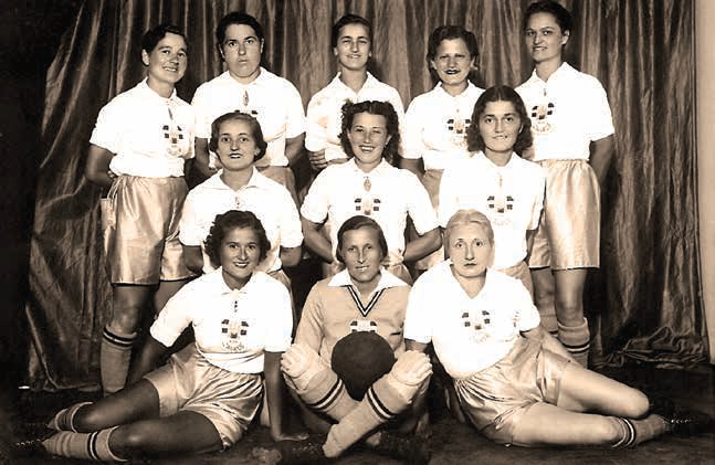 Ženska nogometna ekipa iz Zagreba konec 30-ih let. Marica Cimperman je v sredini. Vir: Eduard Hemar, Slovenci v hrvaškem športu, str. 50.