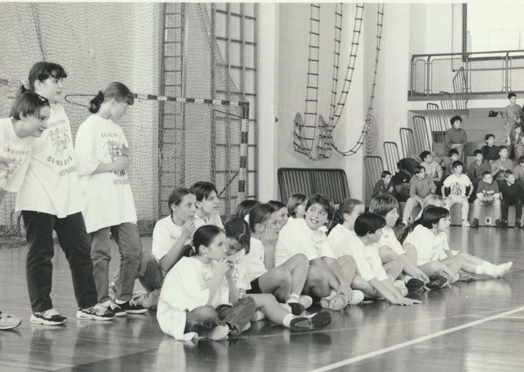 Navijačice na tekmi OŠ Rogaška Slatina in OŠ Vransko, 1996. Foto: Edvard Sajko.