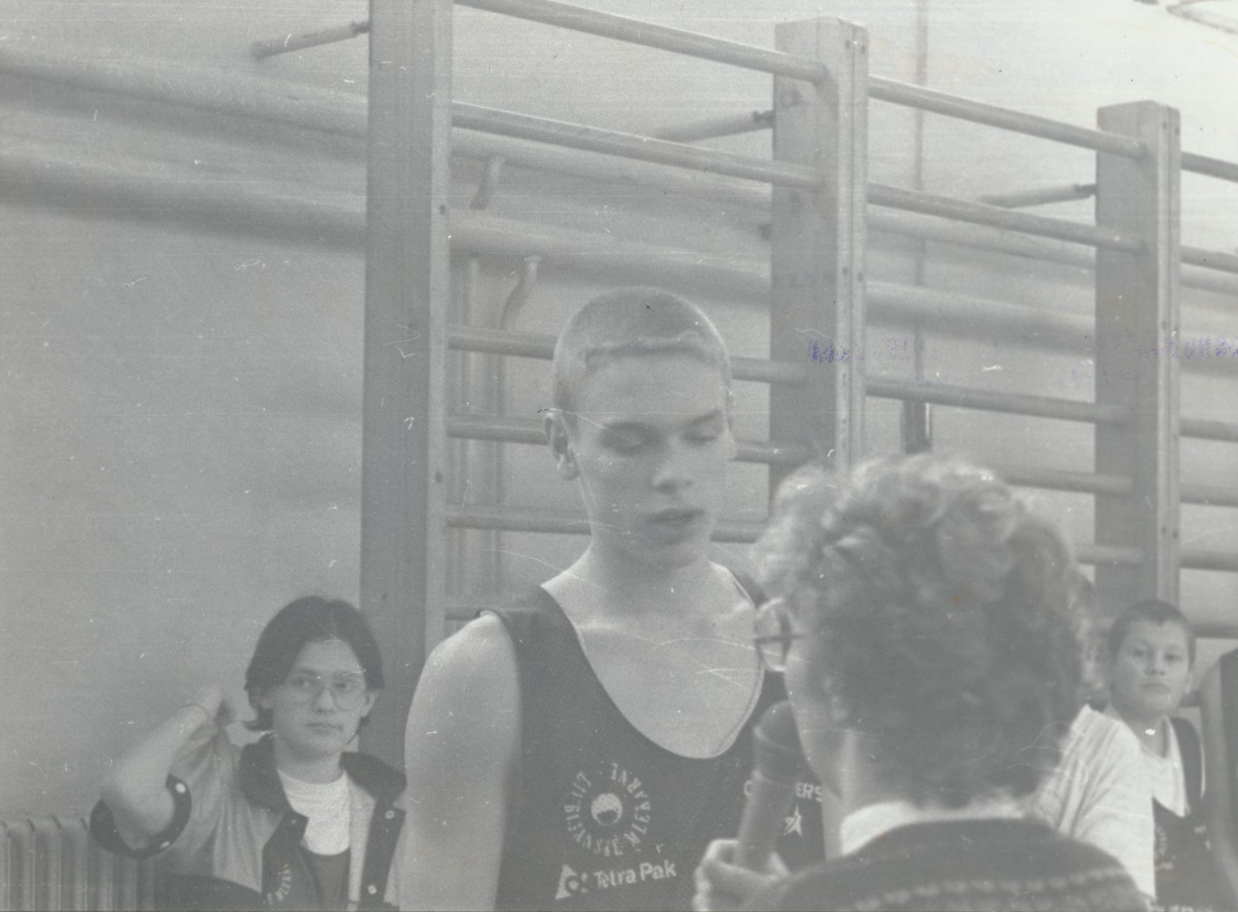 Intervju igralca kot del novinarskega krožka na OŠ Antona Globočnika Postojna, 1996. Foto: Marko Tukič.