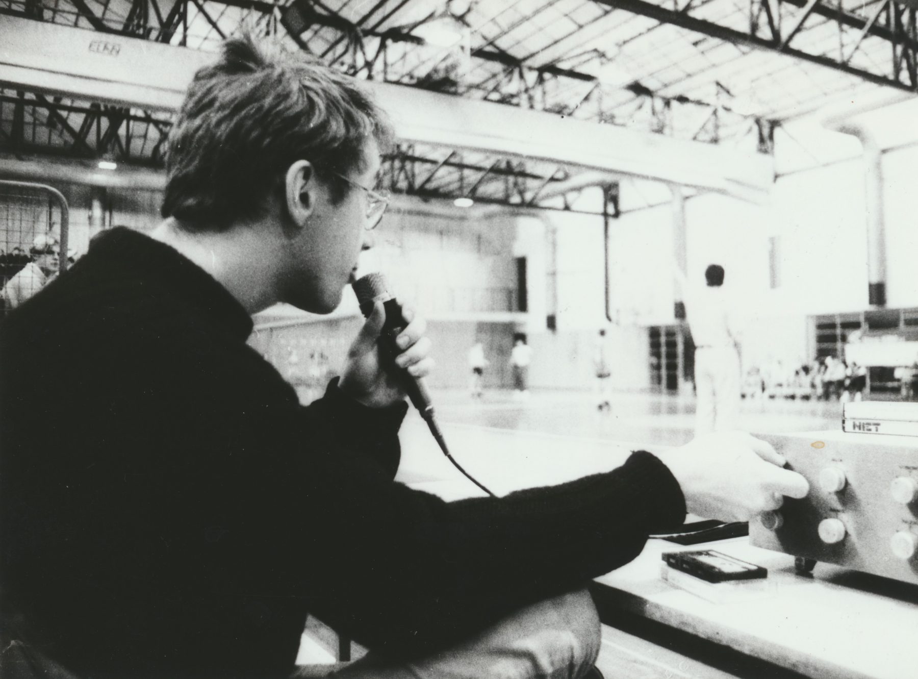 Komentiranje tekme med Gimnazijo Ptuj in Srednjo lesarsko šolo Maribor, 1996. Foto: Matija Tonejc.