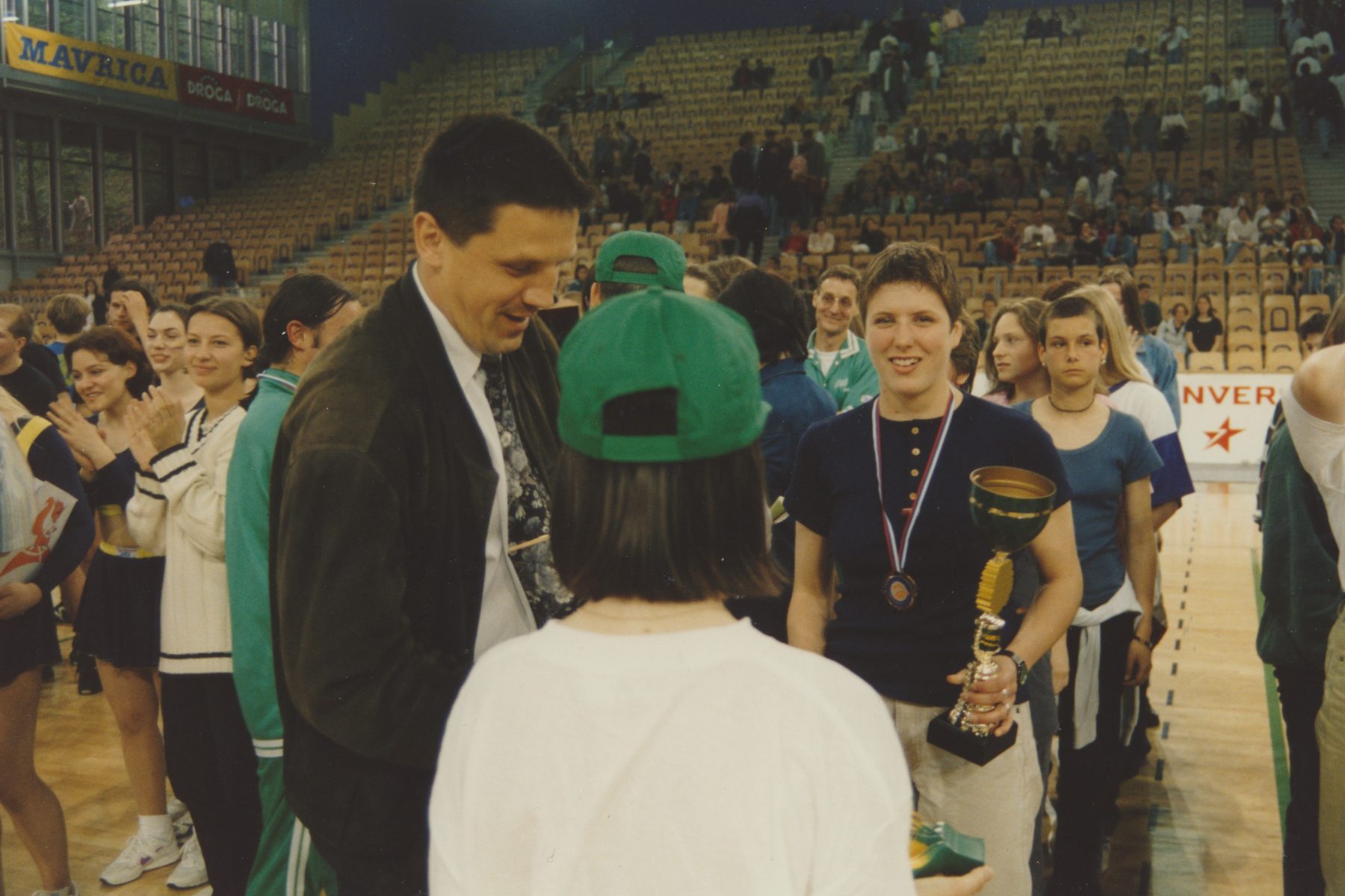 Finale ŠKL v Hali Tivoli. Peter Vilfan predaja pokal zmagovalni ekipi, 1996.
