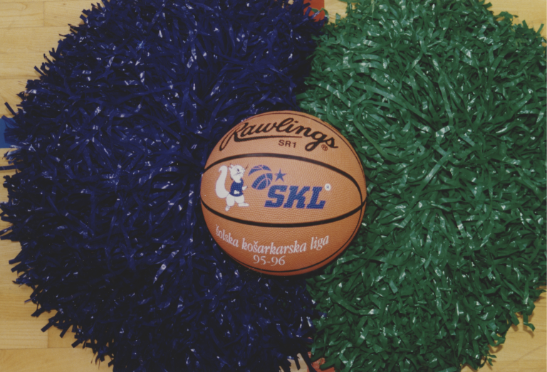 Košarkarska žoga z logotipom ŠKL, ki ga je oblikoval Martin Lap, in navijaškimi pom-pomi. Foto: Matej Birsa.