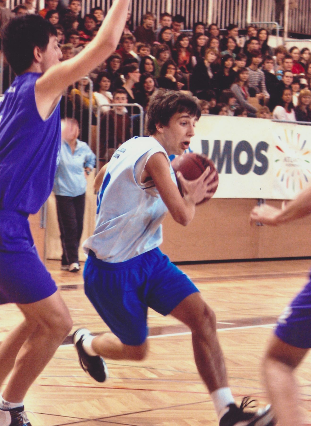 Ena izmed prvih fotografij, ki je nastala v novi telovadnici II. gimnazije Maribor, 2002/2003. Foto: Denis Flis.