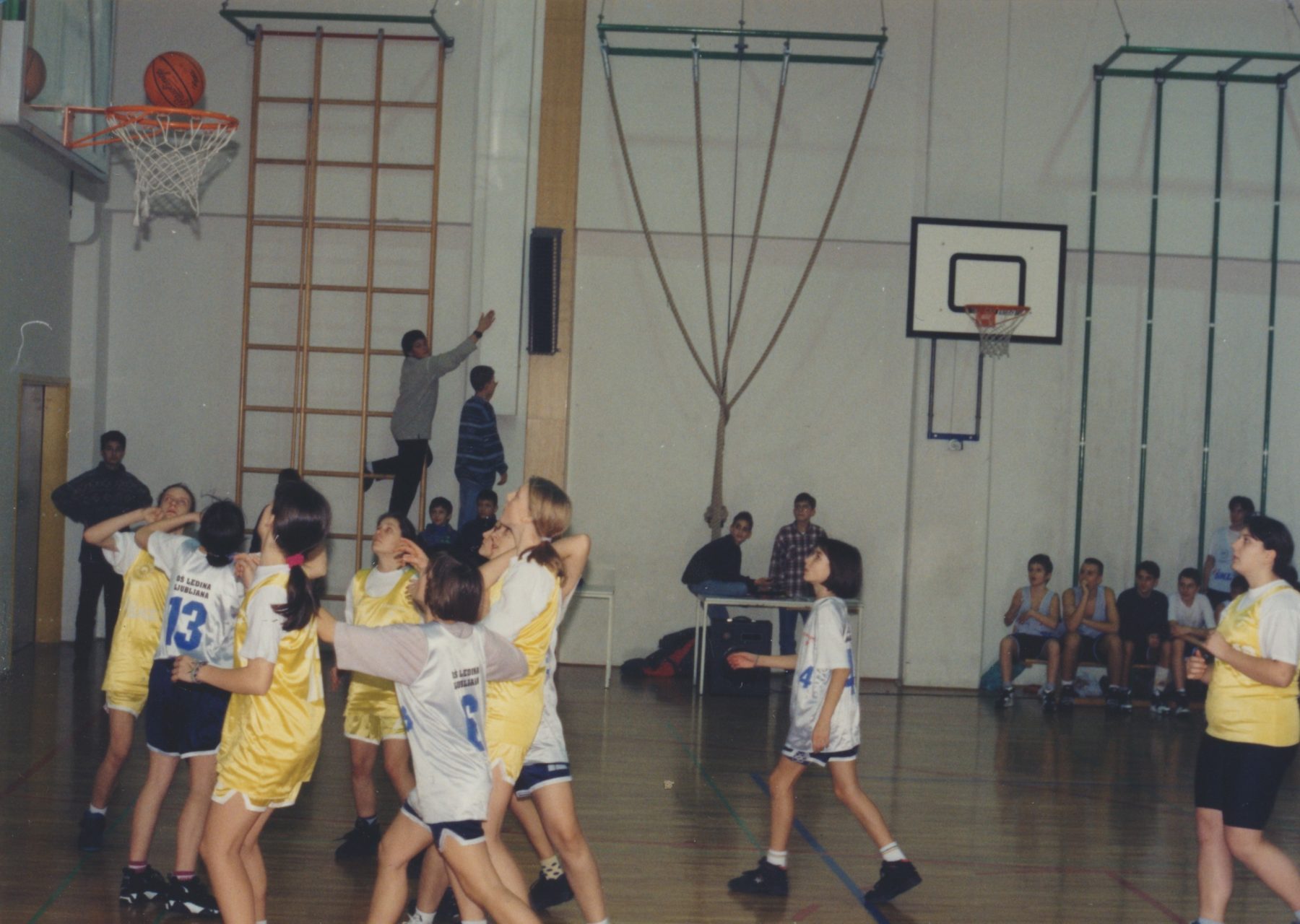 OŠ Ledina se bori proti domači OŠ Karla Destovnika – Kajuha Ljubljana, 1996. Foto: Milan Jelen.
