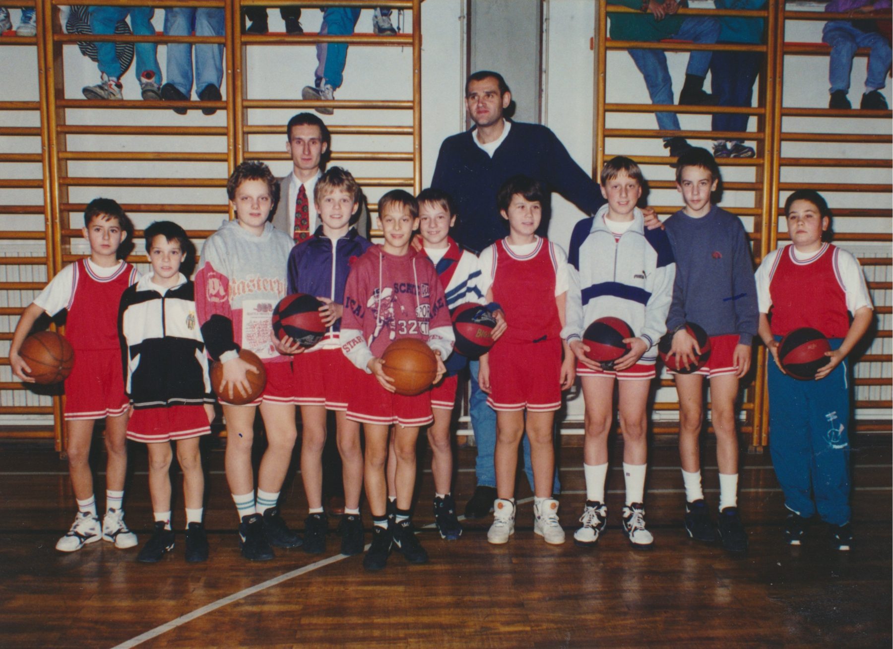 Slavko Kotnik na obisku v OŠ Šentilj in trener Tomaž Pregl z najmlajšimi košarkarji šole, 1995/1996.