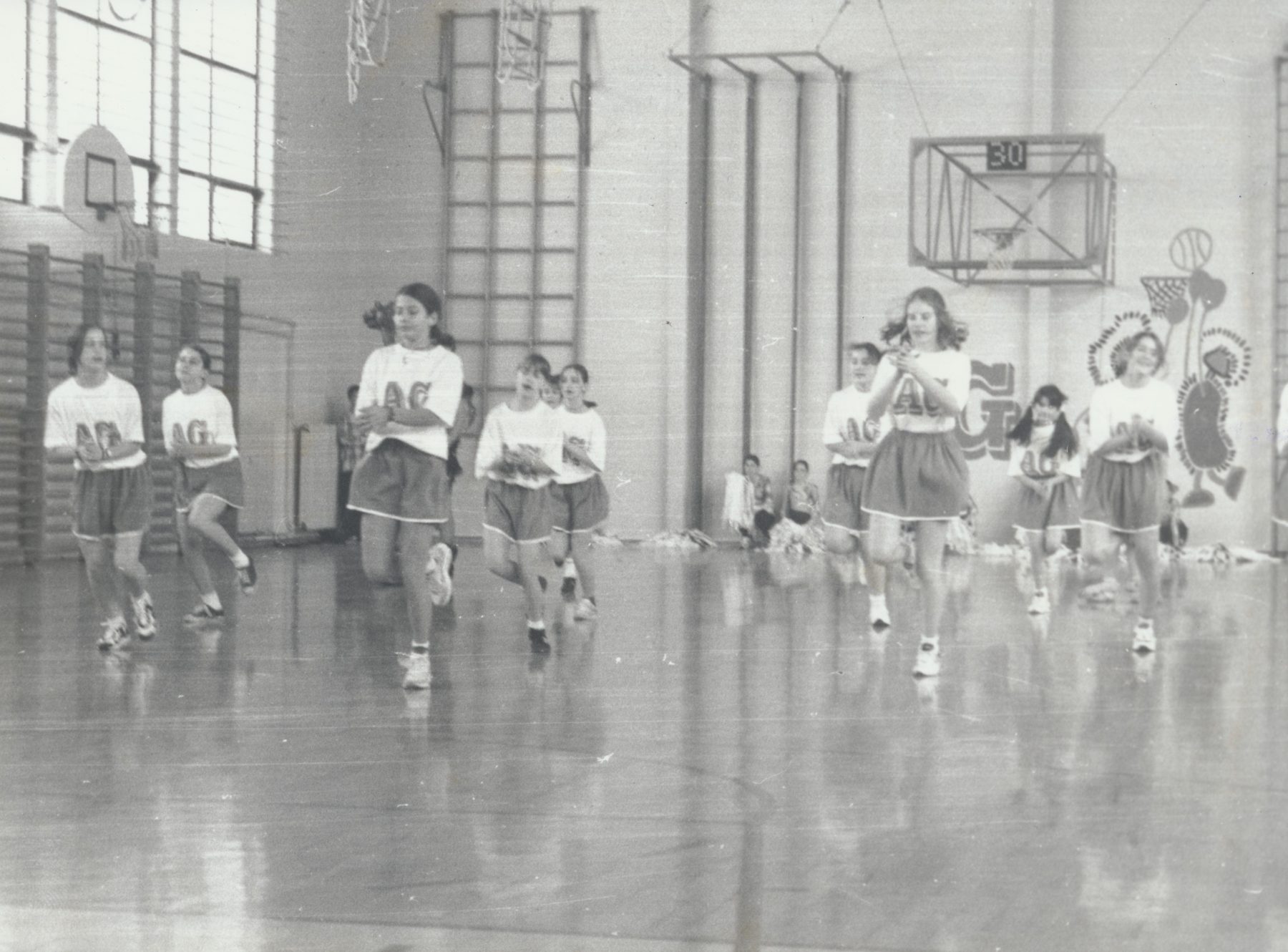 Navijaška skupina OŠ Antona Globočnika Postojna ,1996. Foto: Marko Tukič