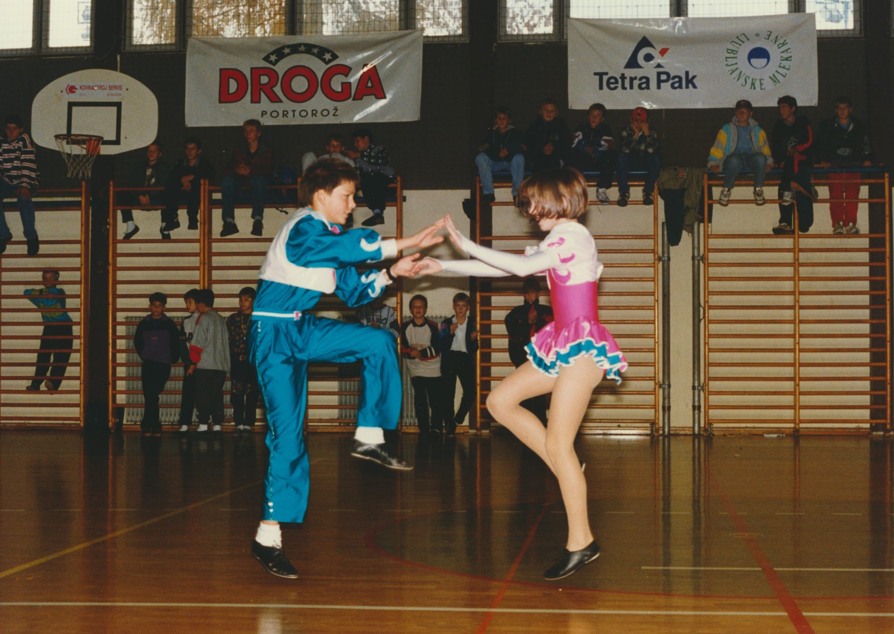 Plesna točka med tekmo. OŠ Brežice. Foto: Karolina Zorko.