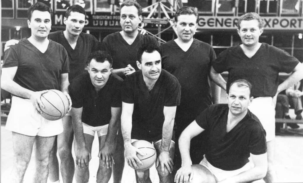 Veterani Ljubljane (drugi z leve proti desni, ki stoji je Mirko Amon), ki so se pred srečanjem Jugoslavija – Italija (25. maja 1965), ob 20. obletnici začetka košarke pri nas pomerili z veterani Enotnosti.