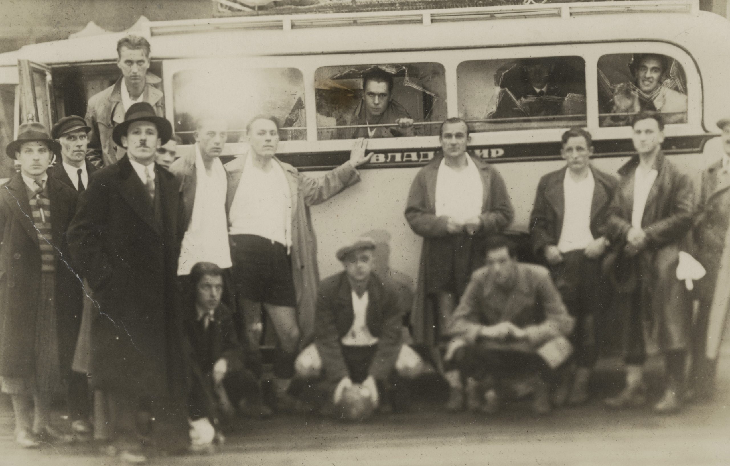 Moštvo ASK Primorja med gostovanjem z avtobusom.