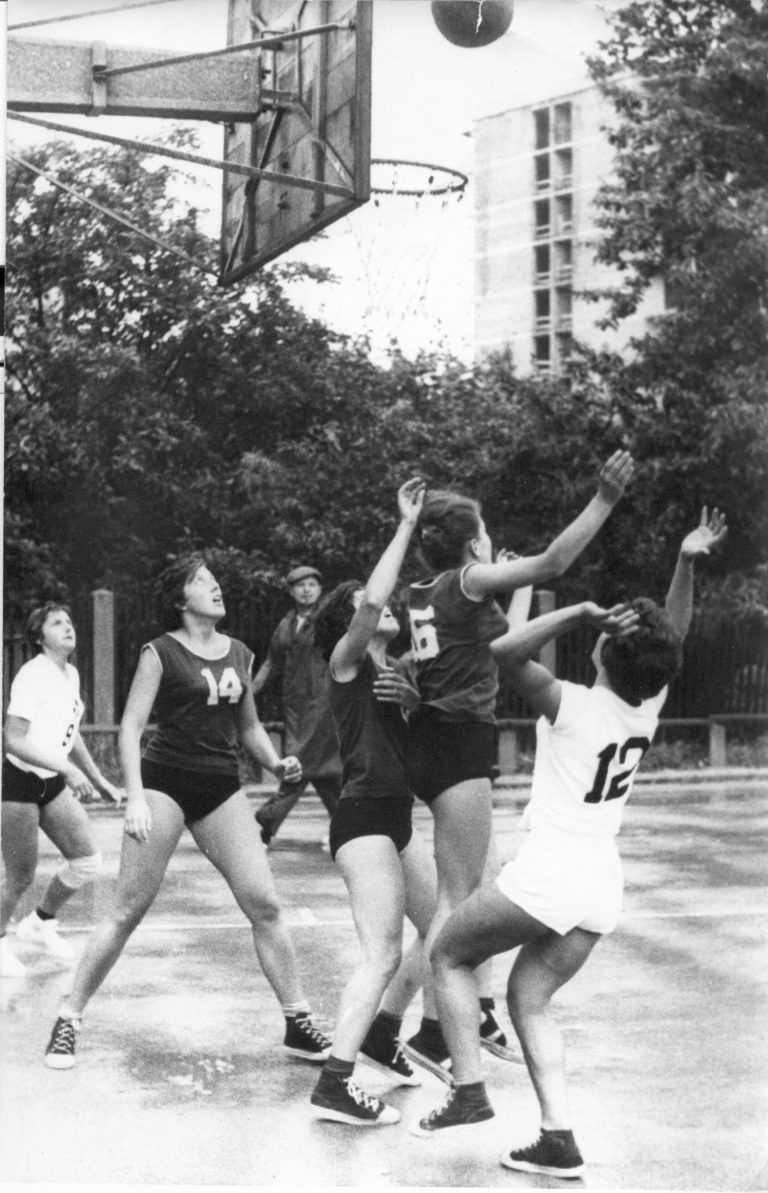 Tekma med košarkaricami Branika iz Maribora in Jesenic. Leto 1961. Hrani Muzej športa.