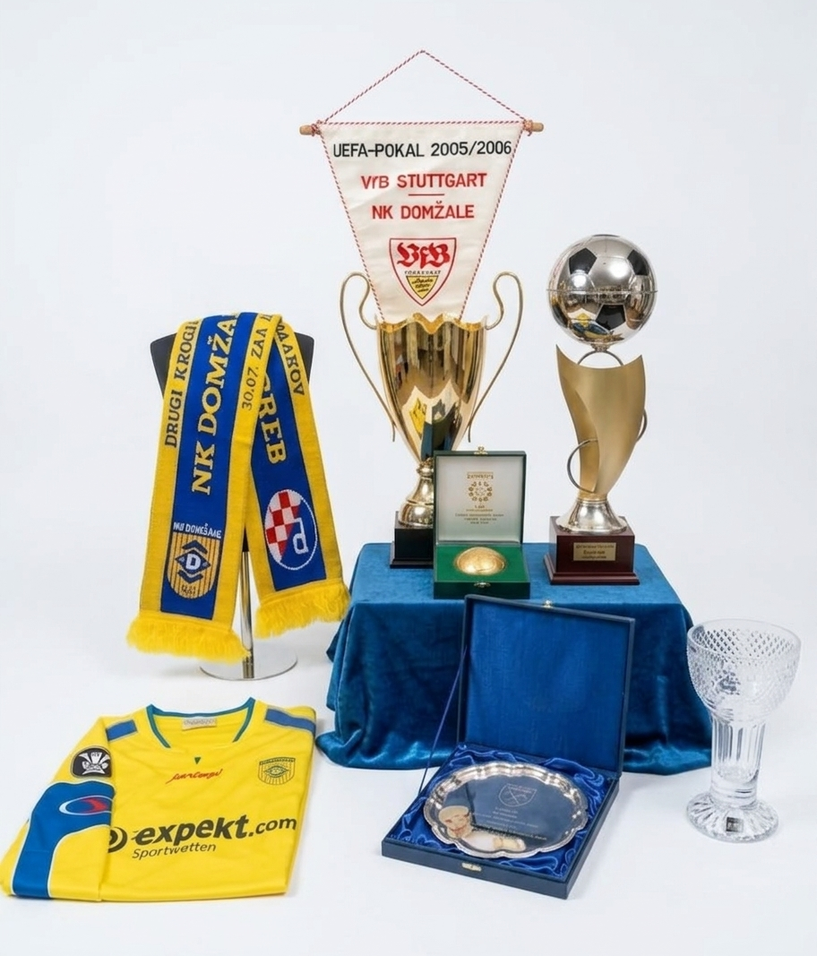 Nekaj izmed predmetov NK Domžal, ki so postali del muzejske zbirke. Fotografija je dodelana s pomočjo UI