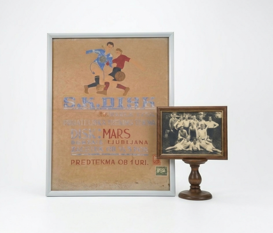 Plakat, ki vabi na tekmo med domžalskim Diskom in ljubljanskim Marsom ter fotografija moštva Disk iz leta 1924. Fotografija je dodelana s pomočjo UI
