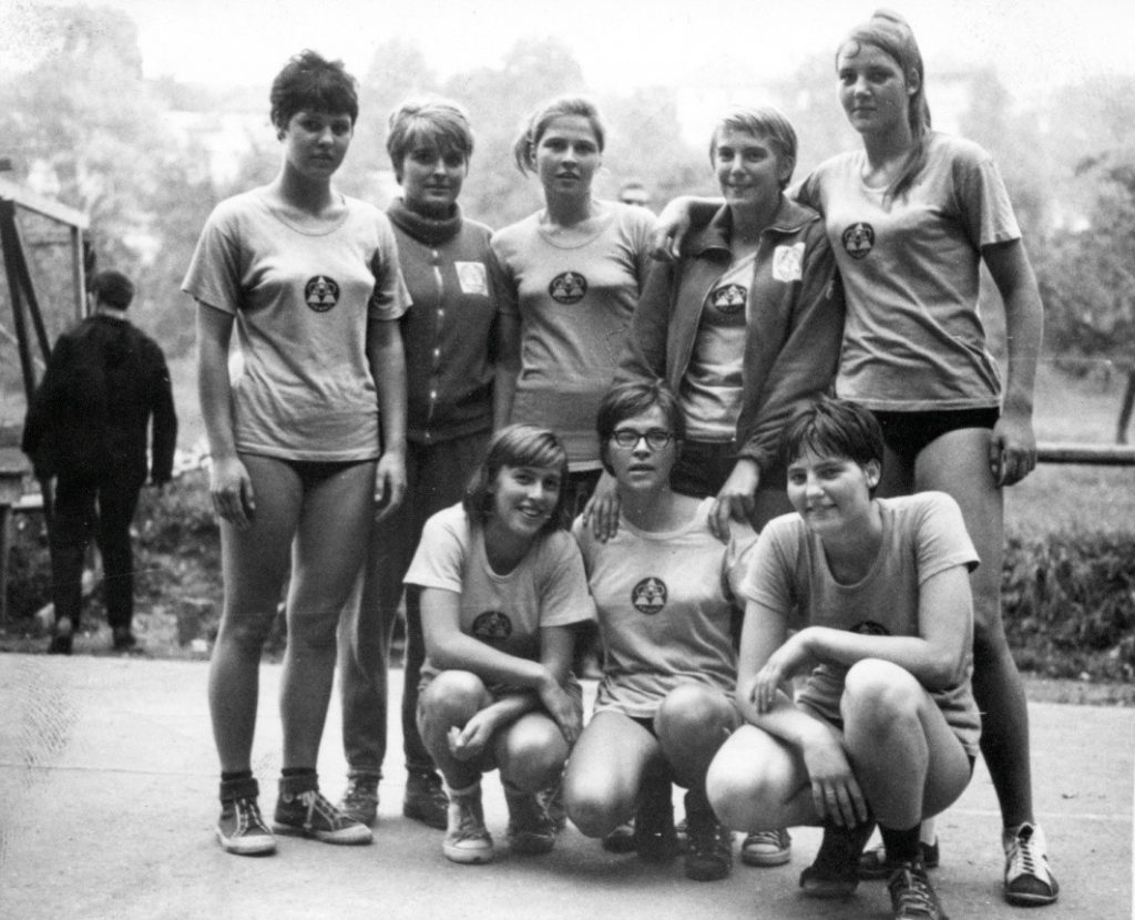 Zmagovalna ženska ekipa KK Triglav. Leto 1965. Hrani Muzej športa.