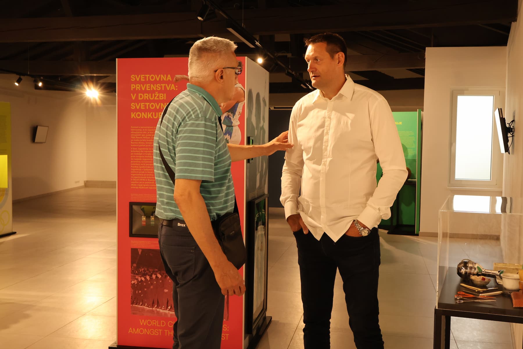 Peter Vilfan in Goran Jagodnik na odprtju razstave v Kopru leta 2026