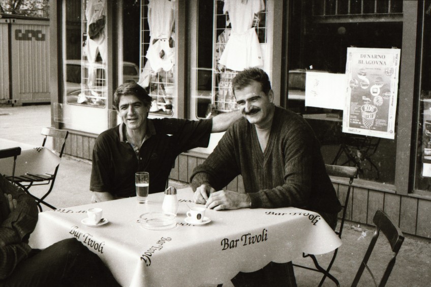 Vinko Jelovac (desno) ob prijetnem druženju z Danilom Popivodo pred "domačo" Halo Tivoli. Foto: Ljubo Stojanovič. Hrani Muzej športa.