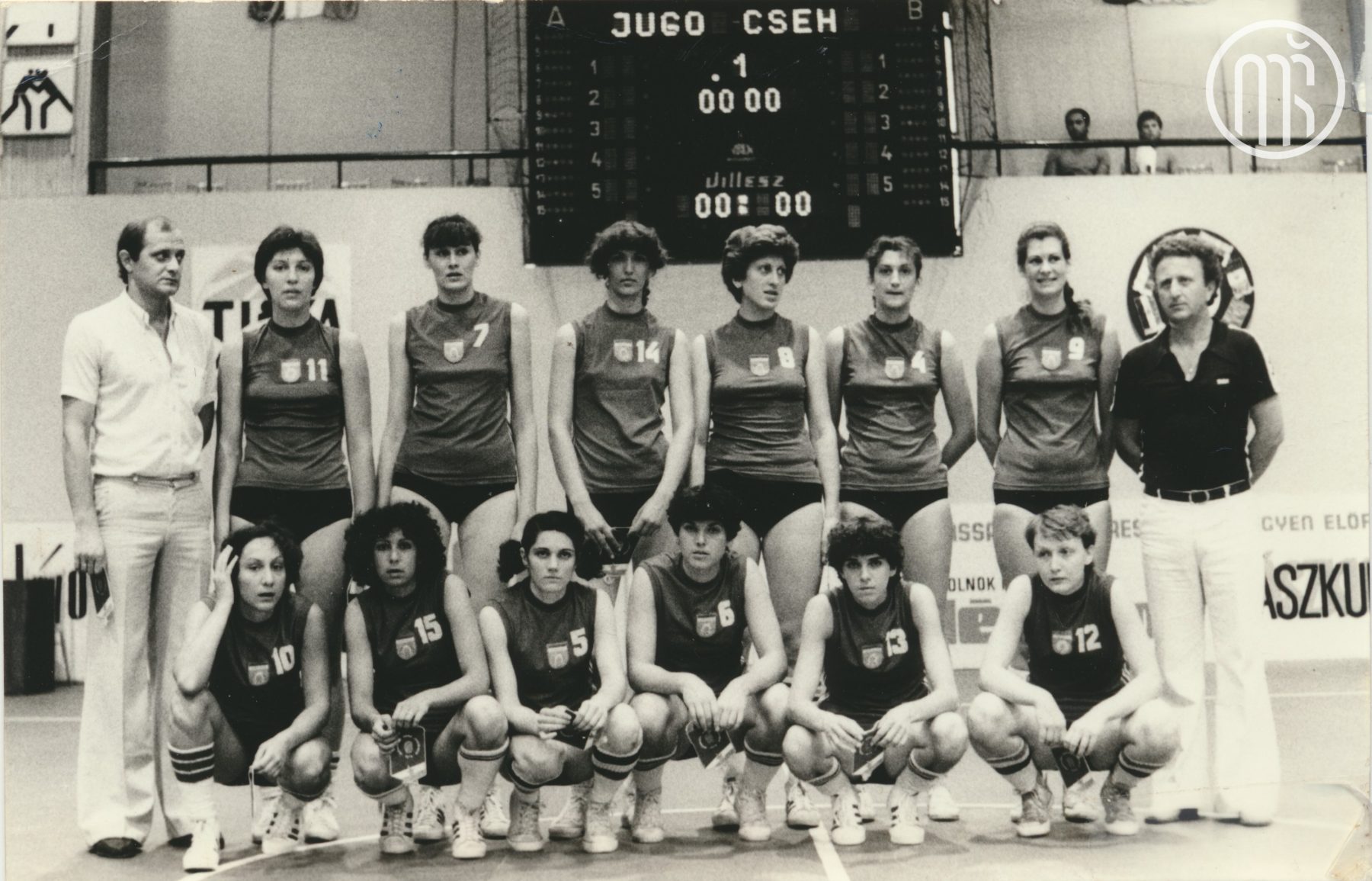Članice jugoslovanske košarkarske reprezentance, ko so se pomerile s Češkoslovaško. Foto: neznan avtor, hrani Muzej športa.