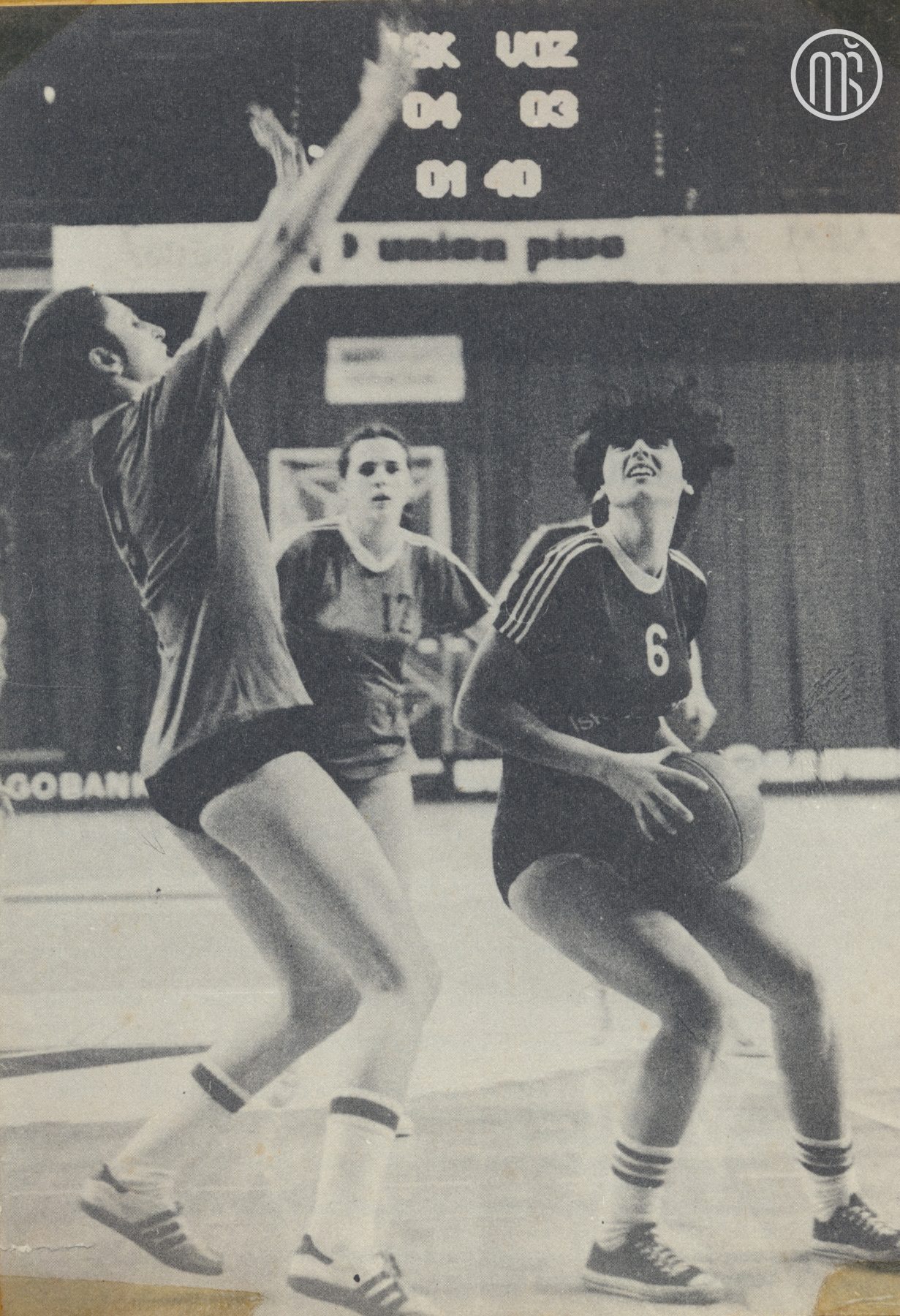 Tekma Iskra Olimpija – Voždovac. Nana Guberinič (6) v prodoru proti košu, pri tem jo ovirata Slavica Tabašević (9) in Olivera Čangalović (12). Foto: neznan avtor, hrani Muzej športa.
