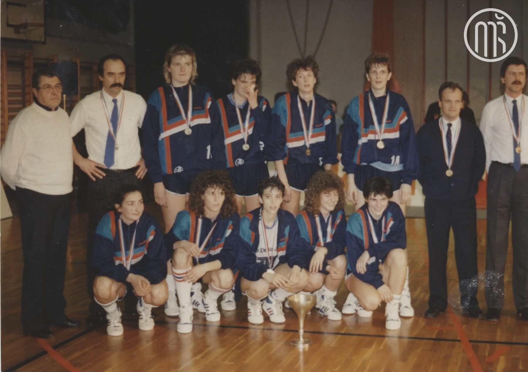 KK Iskra Delta Ježica osvoji Pokal Jugoslavije, sezona 1988/89. Stojijo: Rupi Gorše-sekretar, Sergej Ravnikar - trener, Polona Dornik, Nena Topalovic, Jasna Alić, Zora Malacko, Milan Kverh - tehnični vodja, Boštjan Luštek -pomočnik, čepijo: Nataša Šiško, Sergeja Zupan, Stojna Vangelovska, Sabina Felc, Nada Pocrnjic. Hrani Muzej športa.