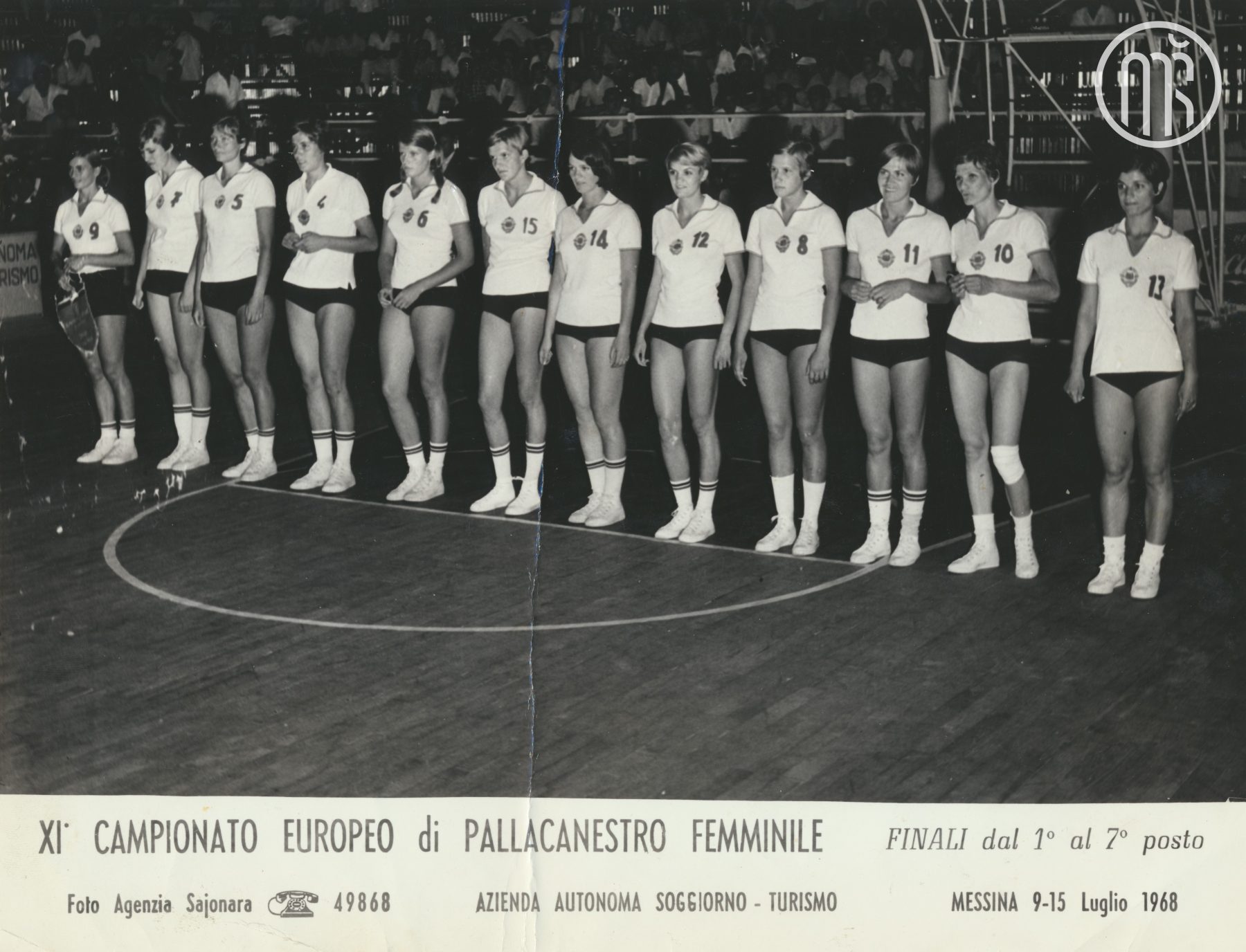 Ženska jugoslovanska reprezentanca na evropskem prvenstvu, na katerem je osvojila srebrno medaljo; prvo mesto je osvojila reprezentanca Sovjetske zveze. Messina (Italija), 9.–15. julij 1968. Foto: Agenzia Sajonara, hrani Muzej športa.