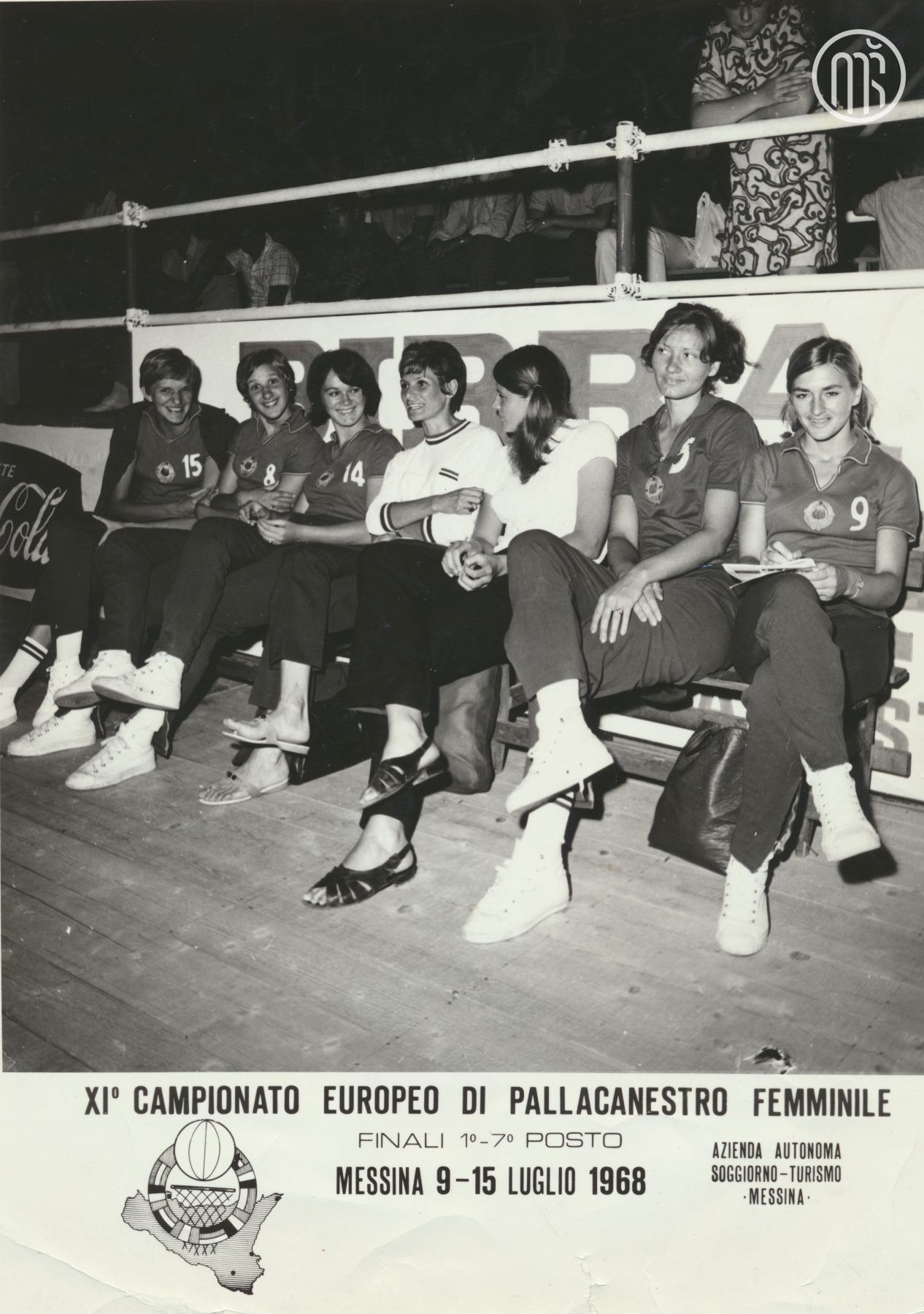 Članice ženske jugoslovanske reprezentance na evropskem prvenstvu, na katerem so osvojile srebrno medaljo; prvo mesto je osvojila reprezentanca Sovjetske zveze. Messina (Italija), 9.–15. julij 1968. Foto: Agenzia Sajonara, hrani Muzej športa.