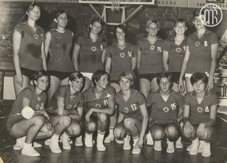 Jugoslovanska reprezentanca na 6. balkanskem prvenstvu v košarki, Split (Jugoslavija), junij 1968. Foto: Stjepan Šimić, hrani Muzej športa.