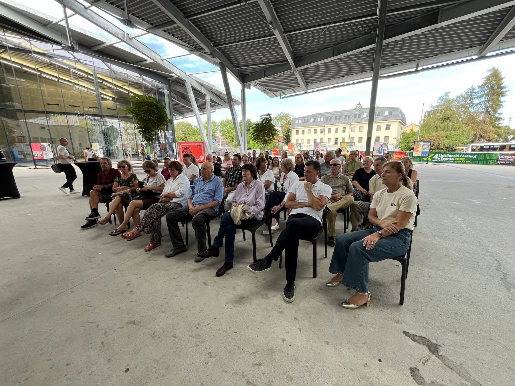 Prizor iz pogovora ob odrtju razstave Dediščina pod košem