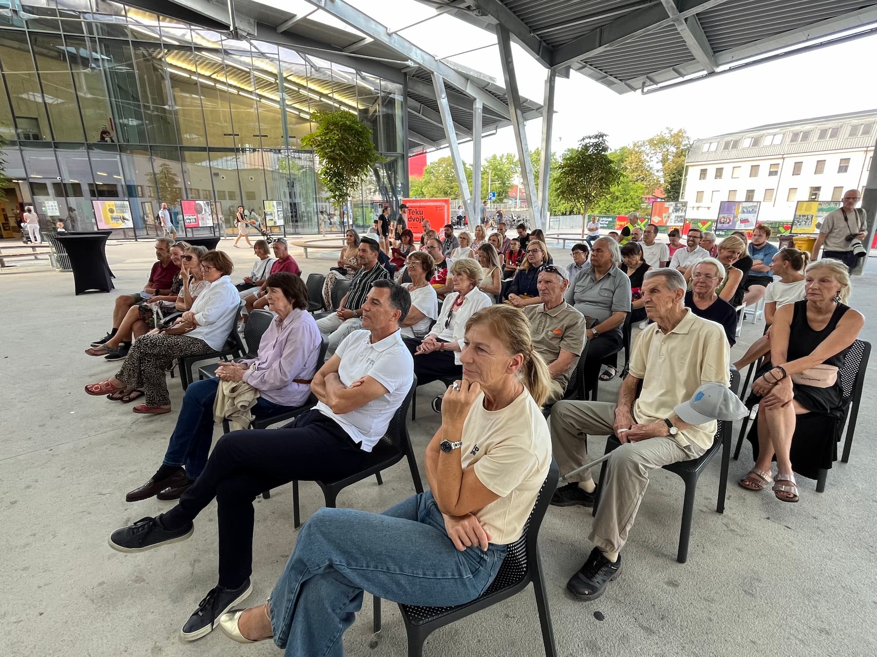 Prizor iz pogovora ob odrtju razstave Dediščina pod košem