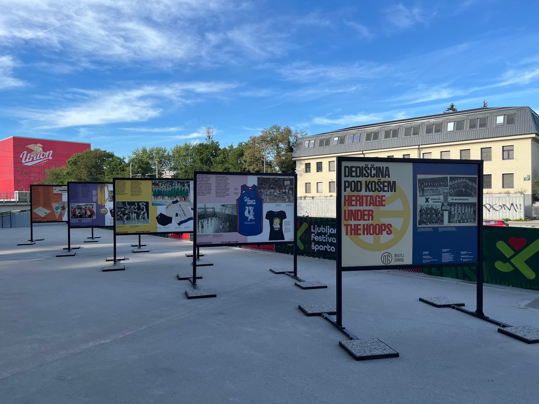 Prizor iz odprtja razstave Dediščina pod košem