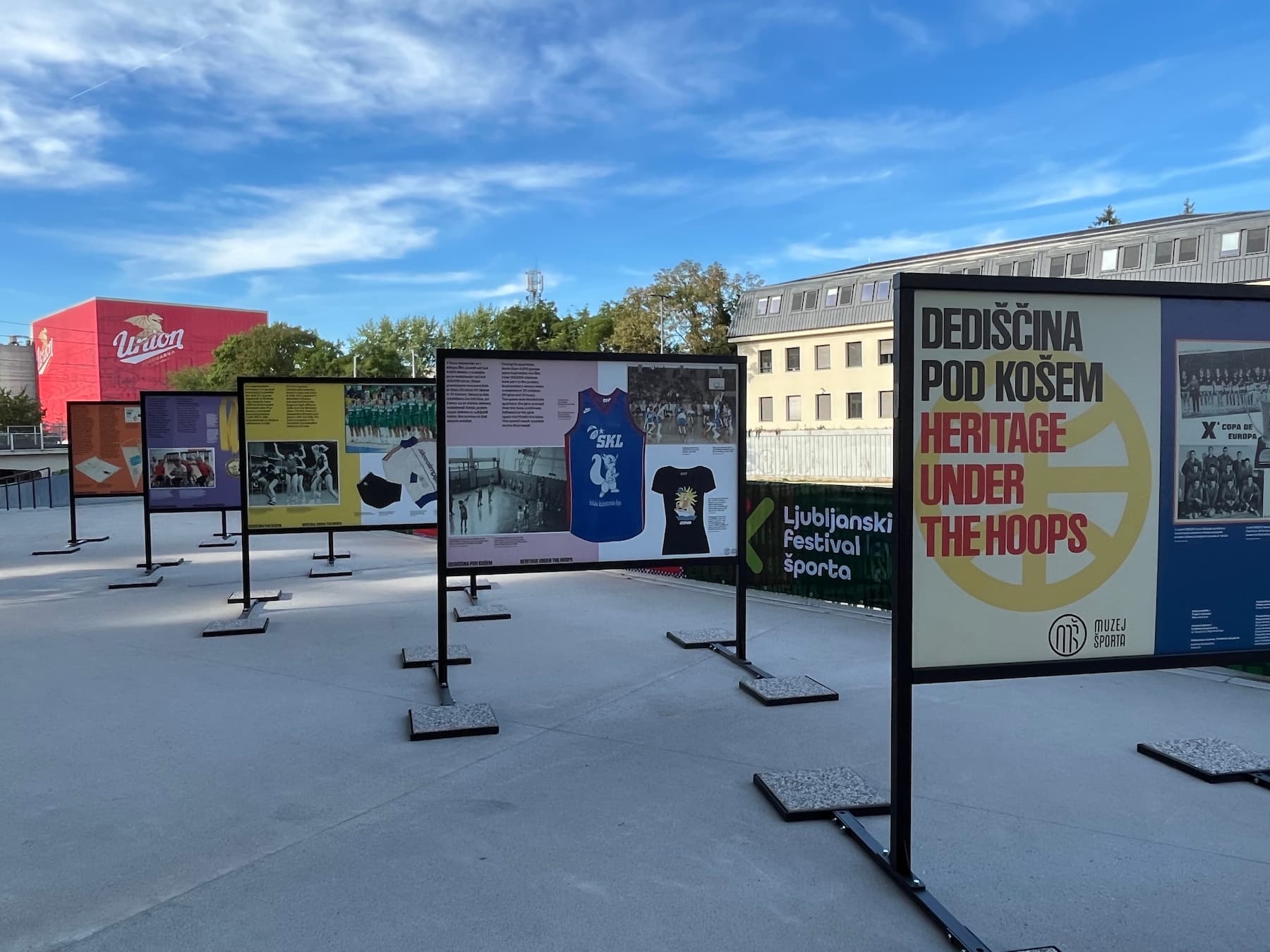 Prizor iz pogovora ob odrtju razstave Dediščina pod košem
